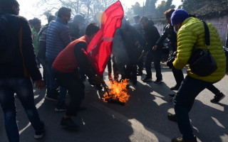 मृल्य वृद्धिविरुद्ध अखिल सडक कब्जा गर्यो, फिर्ताको माग गर्दै बाल्यो टायर