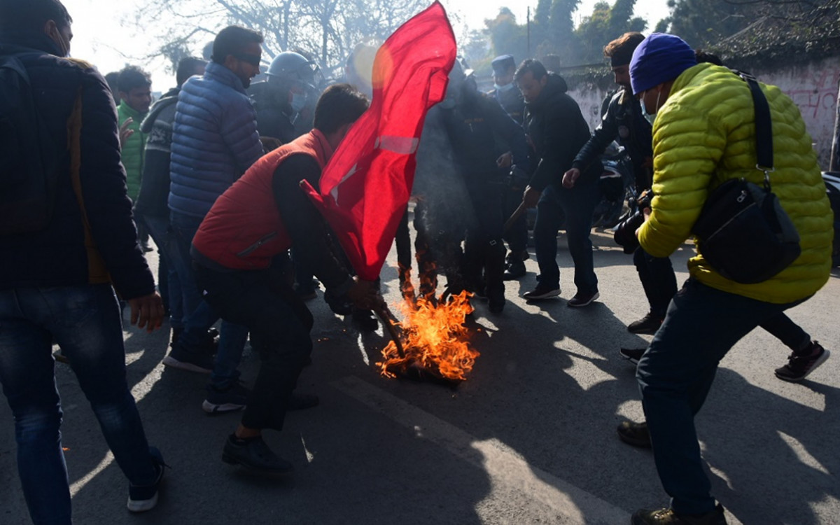 मृल्य वृद्धिविरुद्ध अखिल सडक कब्जा गर्यो, फिर्ताको माग गर्दै बाल्यो टायर