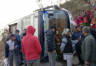 विद्यार्थी बोकेको बस दुर्घटना : १८ जना घाइते, दुई जनाको अवस्था गम्भीर