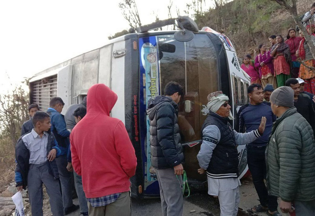 विद्यार्थी बोकेको बस दुर्घटना : १८ जना घाइते, दुई जनाको अवस्था गम्भीर