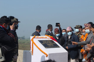 प्रधानमन्त्रीले उदघाटन गरेको राप्ती पुलको शिलालेख तोडफोड