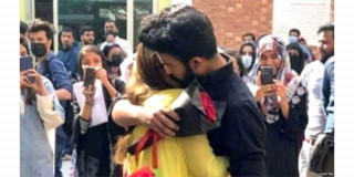छात्राले छात्रलाई घुँडा टेकेर फूल दिँदै अँगालो हालेपछि ...