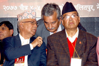 ओलीले बोलाएको संसदीय दलको बैठकअघि खनाल-नेपाल पक्षले बोलायो सांसदहरुको बैठक