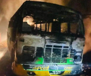 सडकमा रोकी राखेको बसमा आगलागी