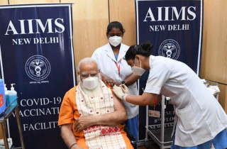 भारतीय प्रधानमन्त्रीले लगाए कोरोनाविरुद्ध खोपको दोस्रो डोज