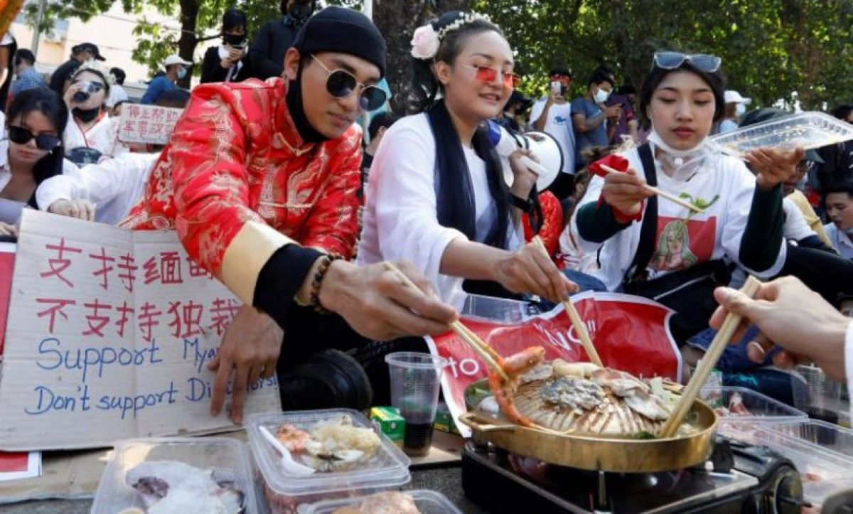 सेनाले सैनिक कु गरेसँगै विरोधमा उत्रेका १२० भन्दा बढी कलाकार पक्राउ