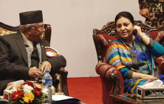 एमाले स्थायी कमिटी बैठक सकिएलगत्तै  राष्ट्रपति भेट्न प्रम ओली शीतल निवासतिर, ५ बजे आकस्मिक मन्त्रिपरिषद् बैठक