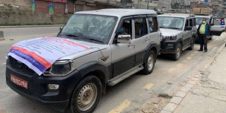 नारायणकाजी श्रेष्ठ स्वास्थ्यकर्मीको टोलीसहित स्वास्थ्य सामग्री लिएर गोरखामा