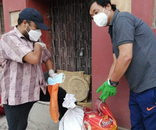मजदुरको भोको पेटमा दानापानी हाल्दै सूर्य गुरु