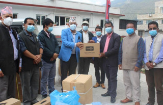 कांग्रेस नेता आचार्यबाट रसुवा र नुवाकोटका अस्पताललाई भेन्टिलेटर सहयोग