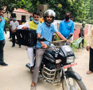 बर्खास्तीमा परेका सोनल  झोला लिएर मोटरसाइकलमा चढेर क्वाटर छाडे