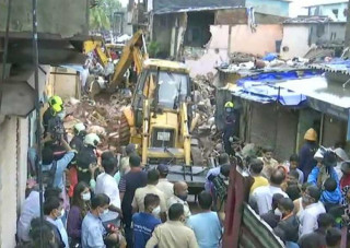 वर्षाले चार तल्ले भवन ढल्दा ११ जनाको मृत्यु, ७ घाइते