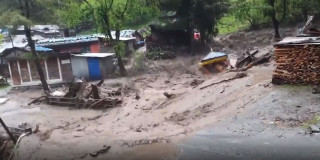 मनाङमा बाढी : विद्यालयबाट खोला बग्यो, पठनपाठनमा अन्योल