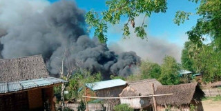 म्यान्मारका सेनाले सिंगो गाउँमा आगो लगाए, २ सय घर जलेर नष्ट,  दुई वृद्धको मृत्यु