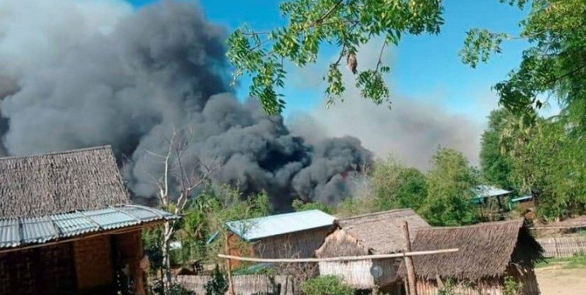 म्यान्मारका सेनाले सिंगो गाउँमा आगो लगाए, २ सय घर जलेर नष्ट,  दुई वृद्धको मृत्यु
