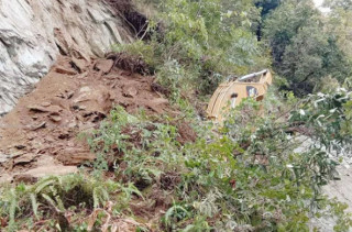 वर्षाका कारण पहिरो जाँदा पृथ्वी राजमार्ग अवरुद्ध