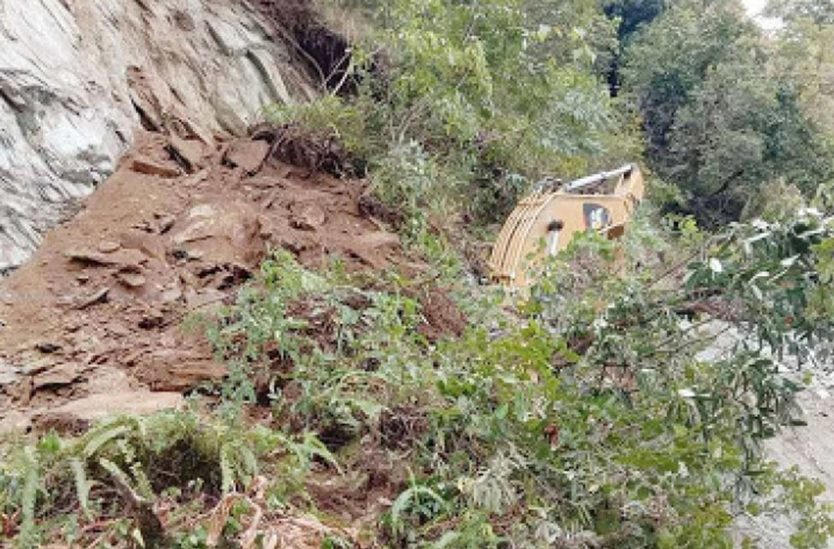 वर्षाका कारण पहिरो जाँदा पृथ्वी राजमार्ग अवरुद्ध