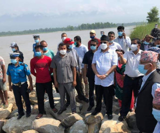 नारायणी नदी आसपास बाढीग्रस्त क्षेत्रमा पुगे प्रचण्ड