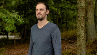 यी व्यक्ति, जो कमजोर र डुबेका कम्पनीका सेयरमा मात्रै लगानी गर्छन्, यस्ता छन् कारण