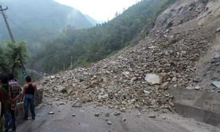 पहिराले एक सातादेखि कोशी राजमार्ग अवरुद्ध