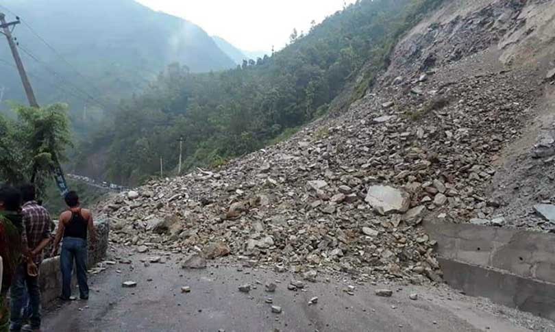 पहिराले एक सातादेखि कोशी राजमार्ग अवरुद्ध