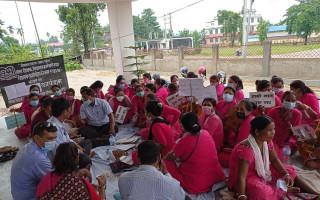 सरकारले तोकेको पारिश्रमिक नदिएपछि भद्रपुरका बाल–शिक्षक आन्दोलनमा उत्रिए