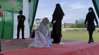 ब्वाईफ्रेण्डसँग सेक्स गर्नेलाई हानियो १०० कोर्रा,प्रेमिका एकाएक भईन बेहोस