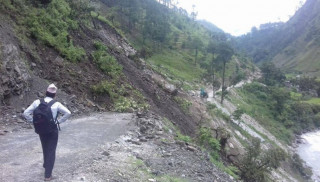 पहिरोका कारण नागढुङ्गा–नौबिसे सडकखण्ड अवरुद्ध