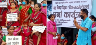तलब नदिएपछि बालविकास शिक्षक र कर्मचारी धर्नामा, मन्त्रालयमा पुग्यो कुरा