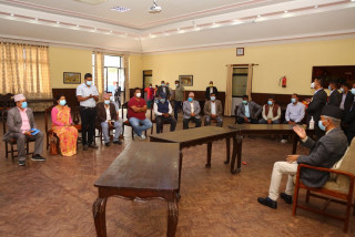 बजेटले शिक्षक र निजामति कर्मचारीमा गरेको विभेद अन्त्य गरेर नयाँ बजेट ल्याउने देउवाको प्रतिबद्धता