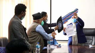 माग पूरा गर्न दबाब दिँदै यातायात व्यवसायीले सरकारलाई बुझाए सवारी साधनको साँचो (पत्रसहित)