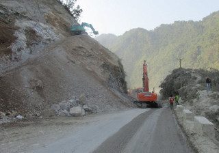 बर्सातका कारण नारायणगढ–बुटवल सडक विस्तार सुस्त