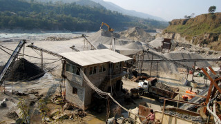 ढुङ्गा खानी र क्रसर उद्योगको उत्खननले बस्ती जोखिममा