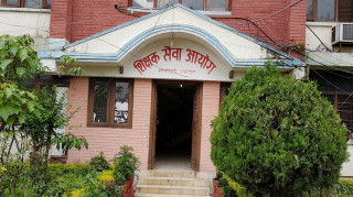 प्रधानमन्त्री पत्नी र शिक्षा सचिवको यस्तो स्वार्थ मिलेपछि शिक्षक सेवा आयोगले पाएन पदाधिकारी