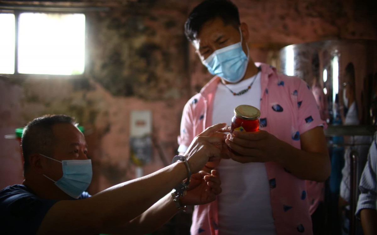 ठमेलमा चिनियाँ नागरिकले सञ्चालन गरेको रक्सी फ्याक्ट्रीमा प्रहरीको छापा, एक जना पक्राउ