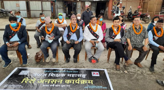 शिक्षकले कुर्लिदै भने- माग पूरा नभए प्रधानमन्त्री निवास घेराउ गर्छौं