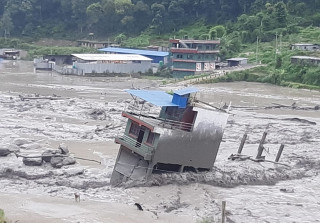 मेलम्चीको बाढीले थप तीन घर बगायो