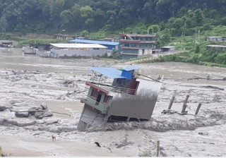 भीषण बाढीले बगायो  ६० घर, भीमफेदी–कुलेखानी सडक बन्द