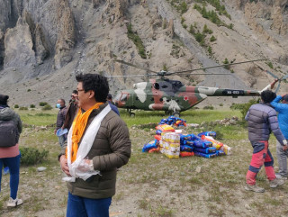 पूर्वमन्त्री गुरुङ्गको लोभलाग्दो सक्रियता, क-कसको पहलमा मनाङ्ग पुग्यो ३० लाखको राहत ?