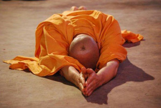 थाहा पाउनुहोस् किन गरिन्छ साष्टांग प्रणाम ? के हो यसको महत्व ?