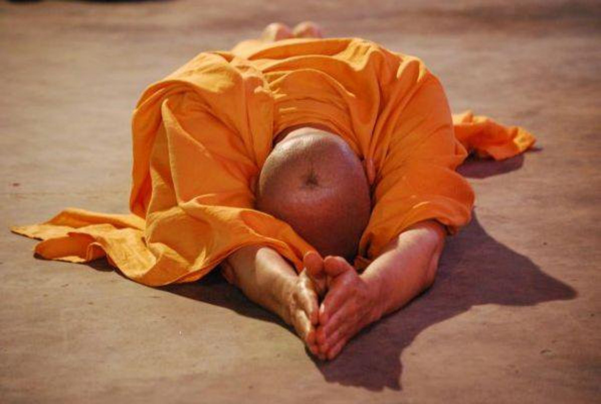 थाहा पाउनुहोस् किन गरिन्छ साष्टांग प्रणाम ? के हो यसको महत्व ?