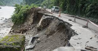 लगातारको वर्षाले तुम्कोट गाउँमा पहिरो