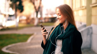 रोल्पाका डाँडामा  टावर हुँदा पनि फोन गर्न रुख चढ्नुपर्ने