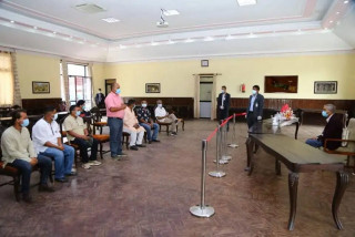 प्रधानमन्त्री देउवा समक्ष कञ्चनपुरको दक्षिणी क्षेत्रका विविध विषयमा नेता बिष्टद्वारा ६ बुँदे ज्ञापनपत्र बुझाइयो