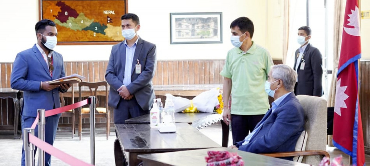 बंगलादेशमा अध्ययनरत नेपाली विद्यार्थीले प्रधानमन्त्री देउवालाई भेटेर बुझाए ७ बुँदे ध्यानाकर्षण पत्र