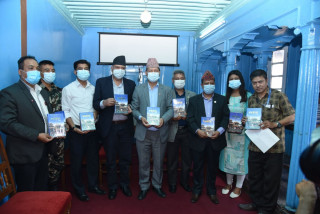 व्यवस्थापन समितिका प्रतिनिधिहरूलाई ‘इन्द्रजात्रा’ पुस्तक प्रदान 