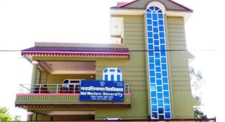 मध्यपश्चिम विश्वविद्यालयका उपकुलपतिको गाडी तोडफोड