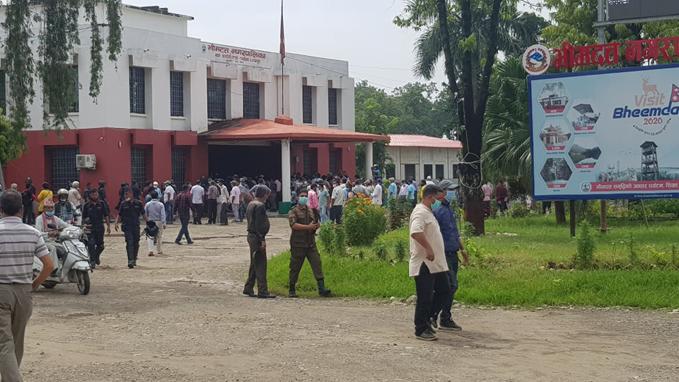 कञ्चनपुरमा शिक्षक र प्रहरीबीच झडप : ५ जनाभन्दा बढी घाइते, पाँच सेल अश्रुग्यास प्रहार