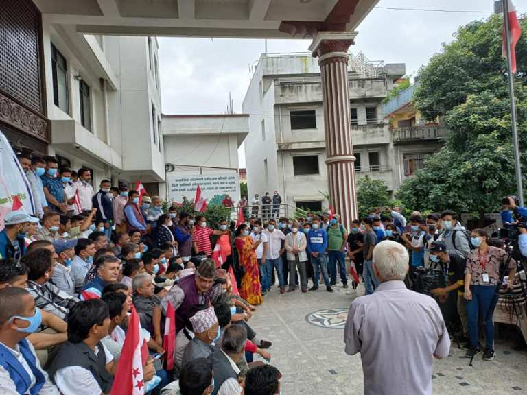 कांग्रेसका जिल्ला सभापतिहरुले सानेपामा शुरु गरे धर्ना, के-के छन् मागहरु ?