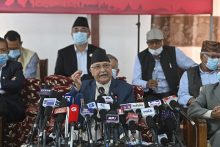 पछिल्लो अवस्थाबारे पत्रकार सम्मेलनमार्फत धारणा राख्दै ओली, सम्मेलनमा को–को भए सहभागी ?